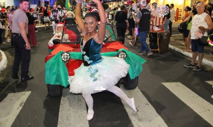 Parada de Natal no centro de Araraquara atraiu público para as compras de fim de ano