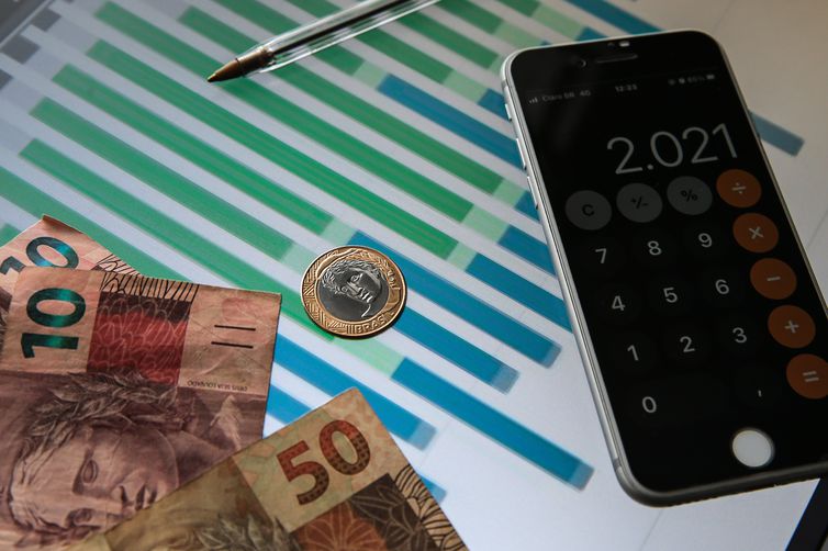 Tesouro pede menos gastos para conter alta da dívida pública